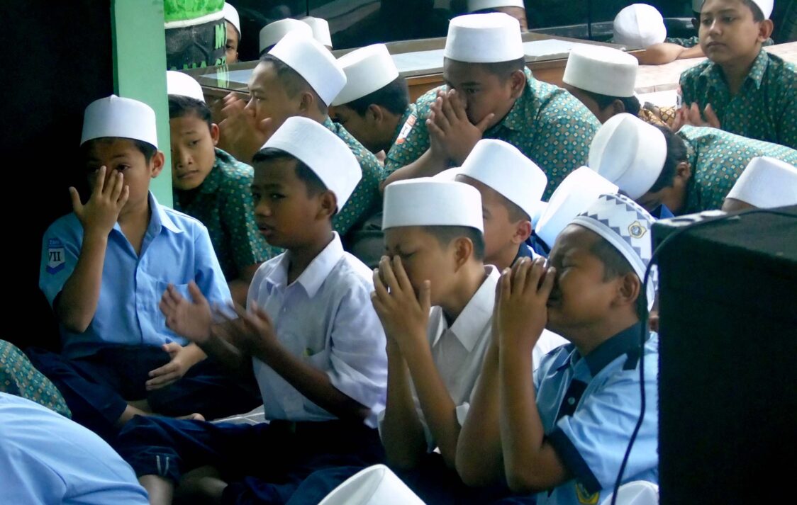 Muhasabah Diri santri Putra MTs. Zainul Hasan Genggong bersama Kepala Madrasah