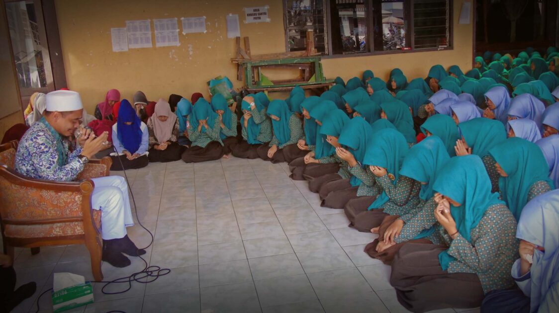 Santri Putri MTs. Zainul Hasan bersama Kepala Madrasah Ketika Acara Muhasabah Diri 