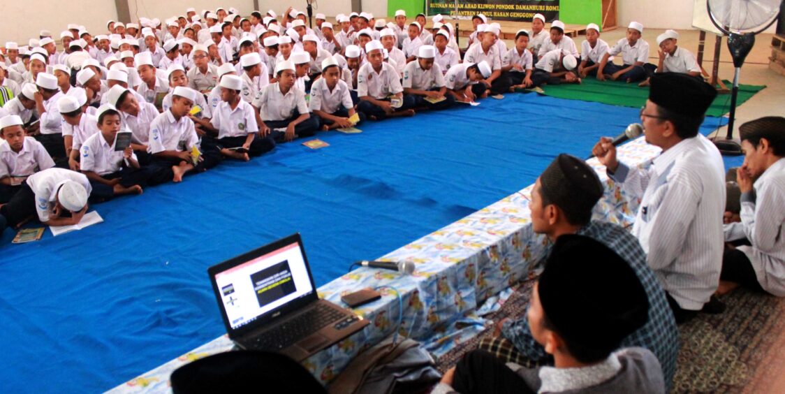 SANTRI PUTRA: Peserta Putra Tertib Mengikuti Seminar Motivasi.