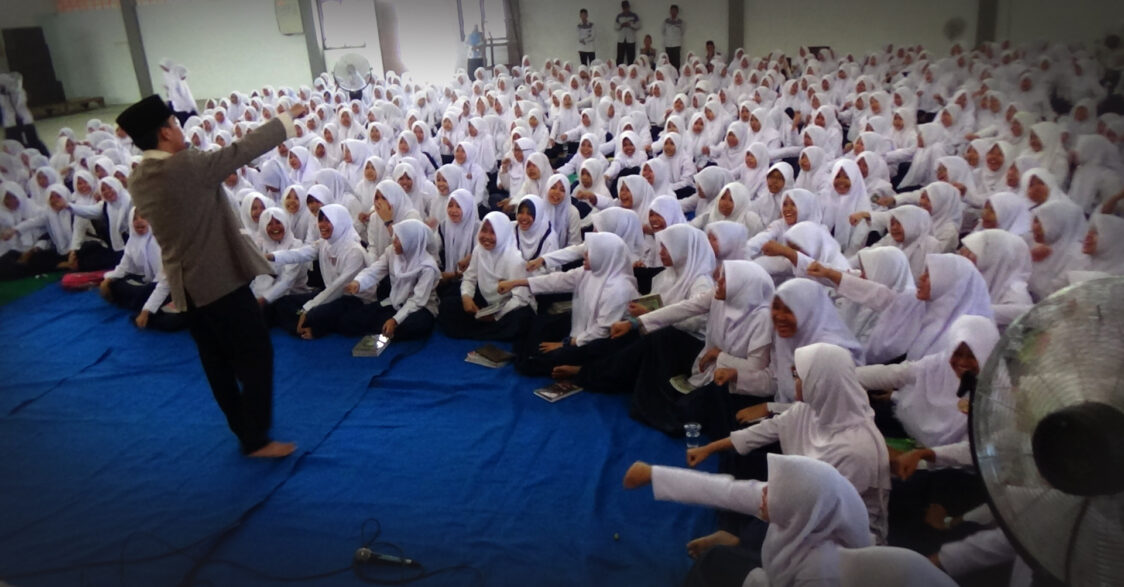 SEMANGAT: Para Santri Aktif Mengikuti Kegiatan Sarasehan Amtsilati