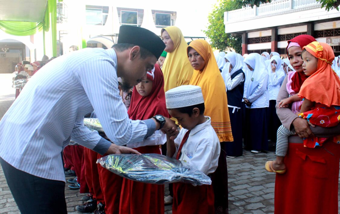 Kepala Madrasah KH. Moh. Hasan Naufal ketika Memberikan Santunan Kepada Anak Yatim.