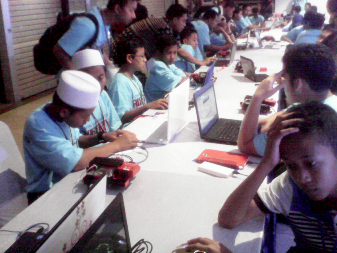 Peserta dari MTs. Zaha (Berkopyah) pada Waktu Kompetisi di Mall Of Indonesia.