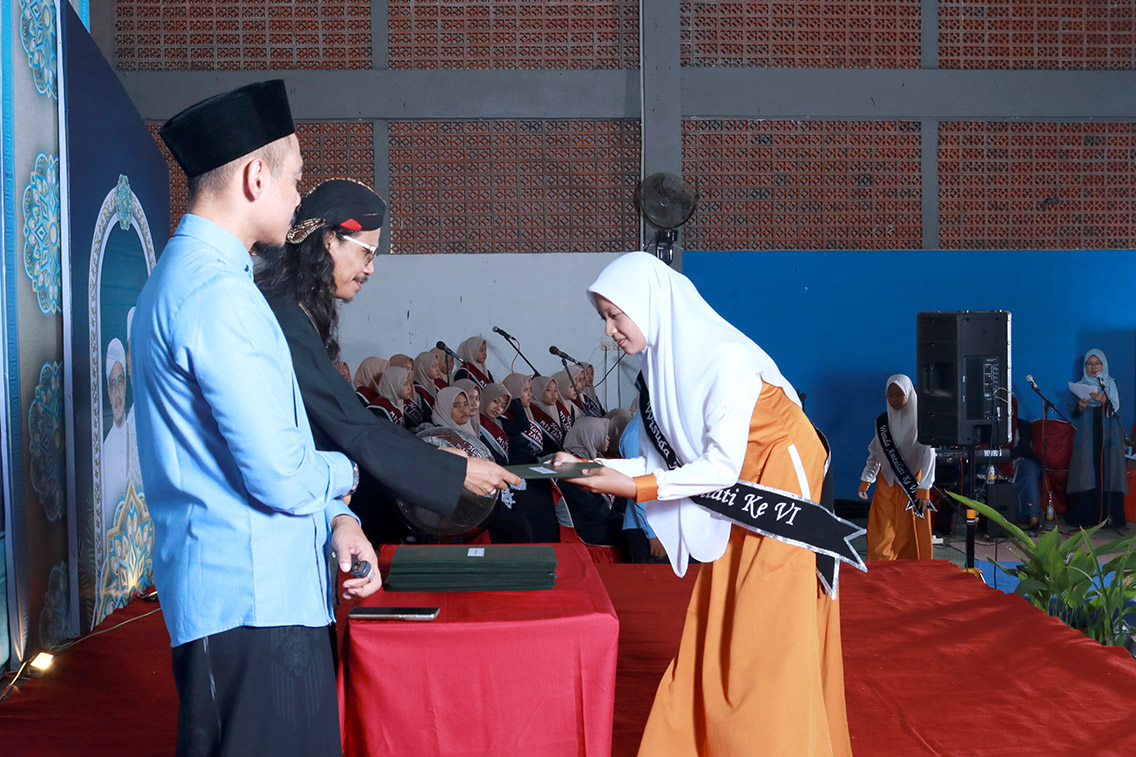 Usai Lewati Berbagai Tahap Ujian, 145 Santri Diwisuda